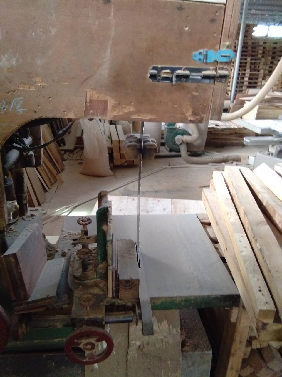 具霖木箱厂设备展示-锯木机