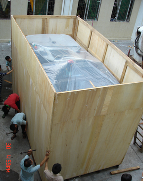 正在进行木箱包装 正在进行木箱包装